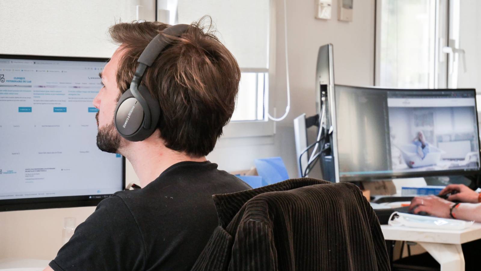 Référenceur à l'agence Jalis en plein travail